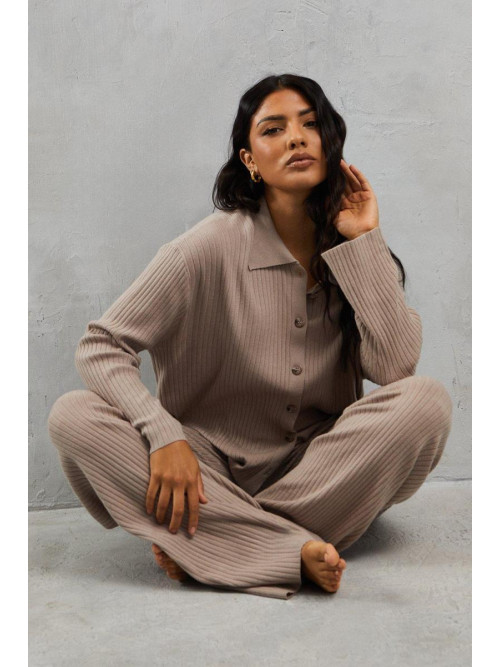 В’язаний ребро з довгими рукавами та штани на ногах