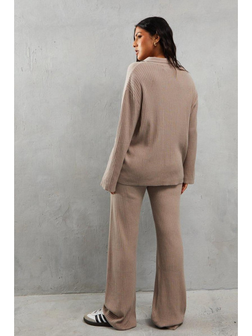 В’язаний ребро з довгими рукавами та штани на ногах