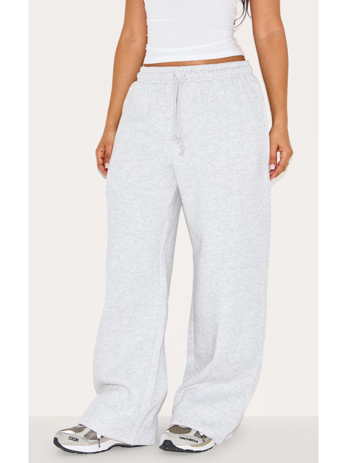 Маленький попелястий сірий пінтук протягує пряму ногу пробіжки