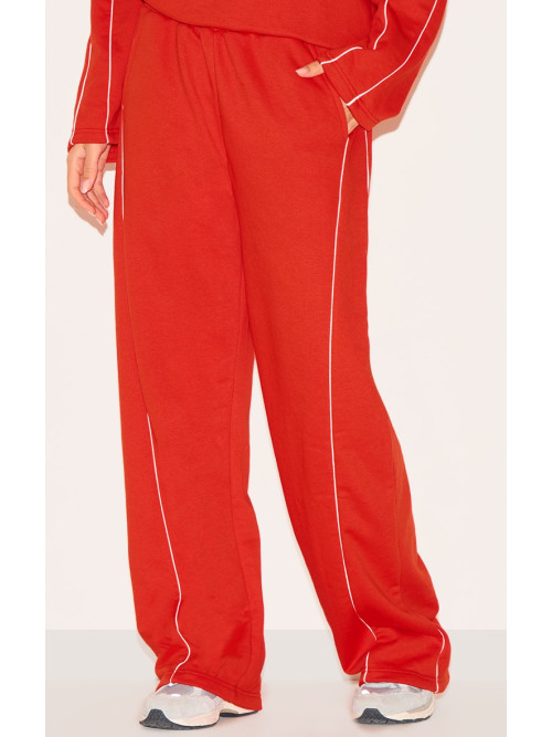 Червоні контрастні трубопровідні деталі широкі пробіжки