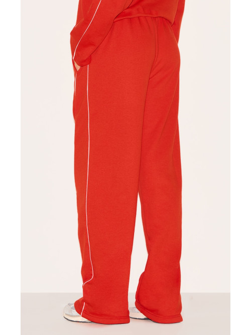 Червоні контрастні трубопровідні деталі широкі пробіжки