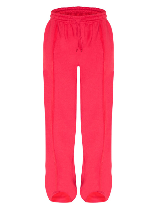 Червоні великі широкі деталі шва ноги пробіжки