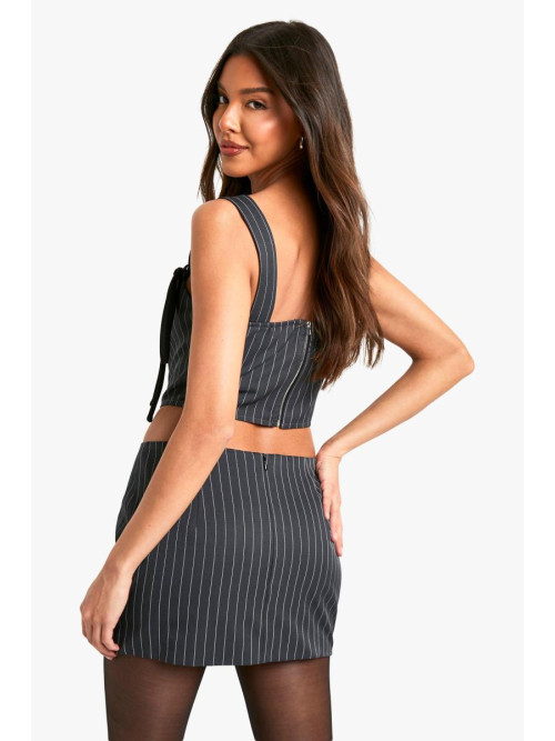 Деталі корсету в тонку смужку