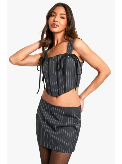 Деталі корсету в тонку смужку