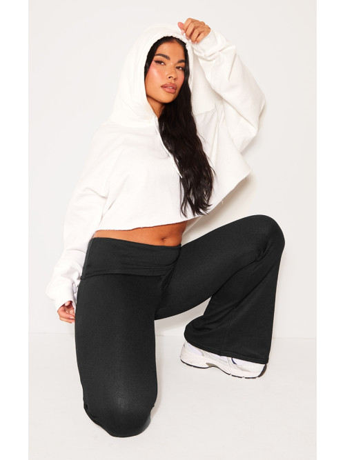 Маленька чорна складка над розкльошеними штанами