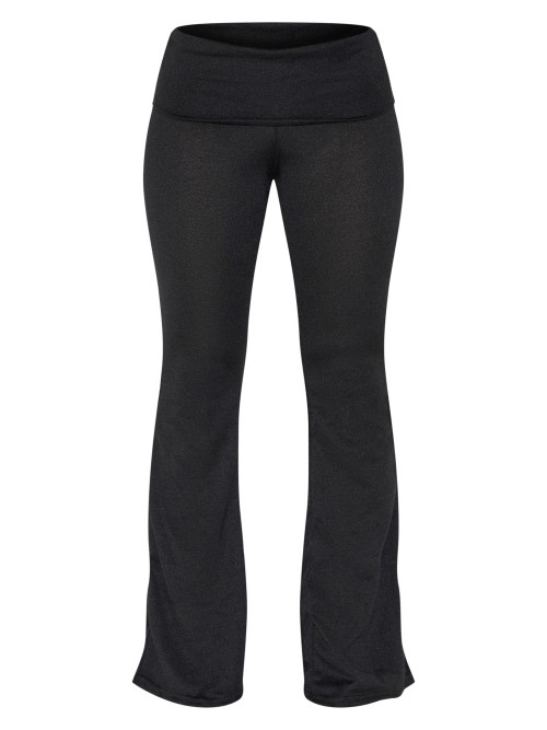 Маленька чорна складка над розкльошеними штанами