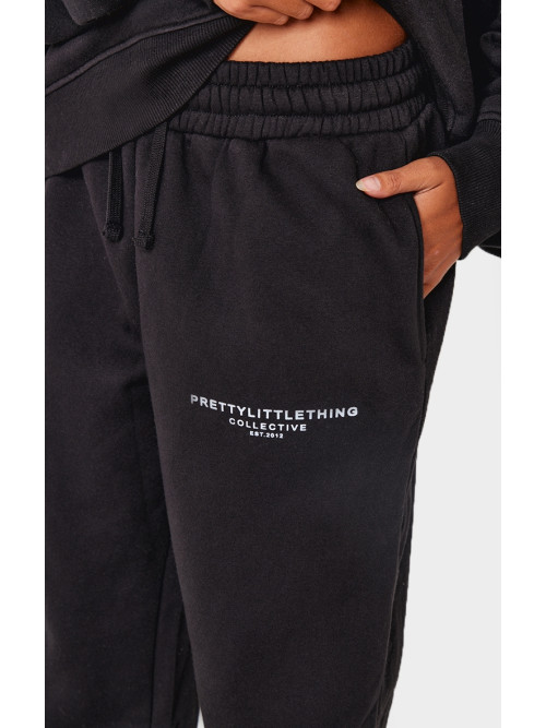 Чорні широкі джоггери з колективним принтом PRETTYLITTLETHING
