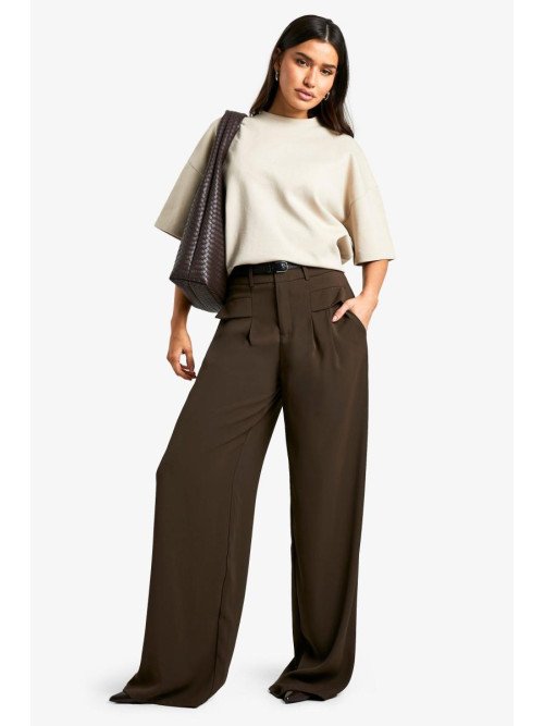 Високі рідини, підкладені широкими штанами ніг