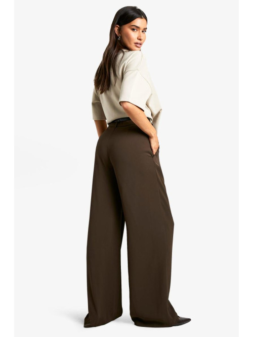 Високі рідини, підкладені широкими штанами ніг