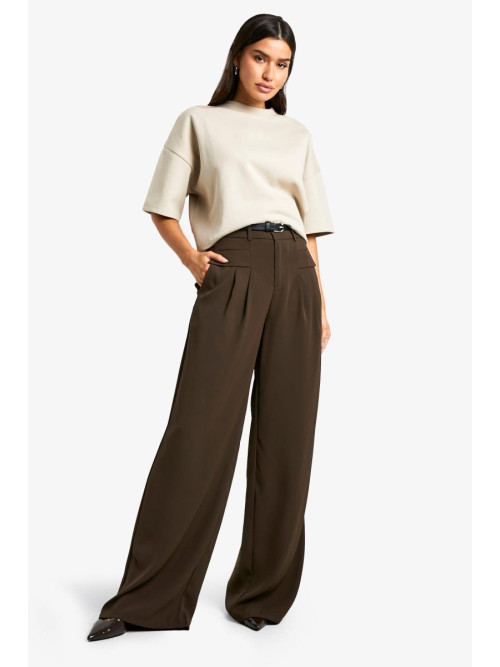 Високі рідини, підкладені широкими штанами ніг