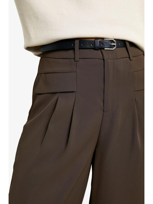 Високі рідини, підкладені широкими штанами ніг